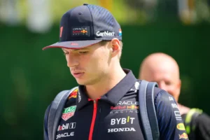 Max Verstappen razmišlja o izlaznoj klauzuli iz ugovora s Red Bullom dok se konkurencija pojačava.